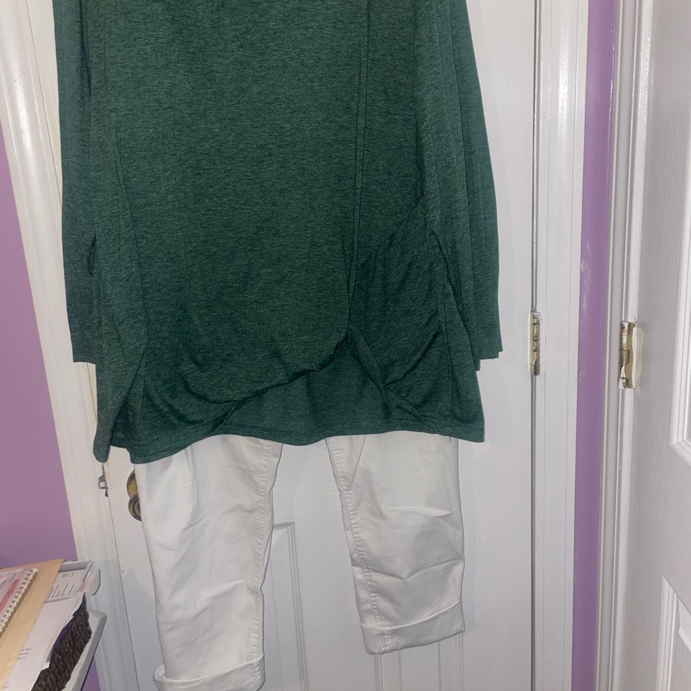 Size 17 no boundaries white crop skinny jeans and green tie shirt size 18 outfit